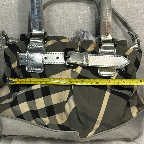 Burberry silver leather and checkered canvas shoulder handbag - Picture 9 of 16